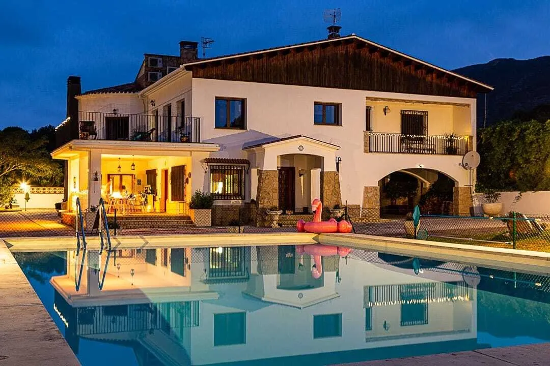 La Vida Soñada at dusk, lit up and reflected in the swimming pool